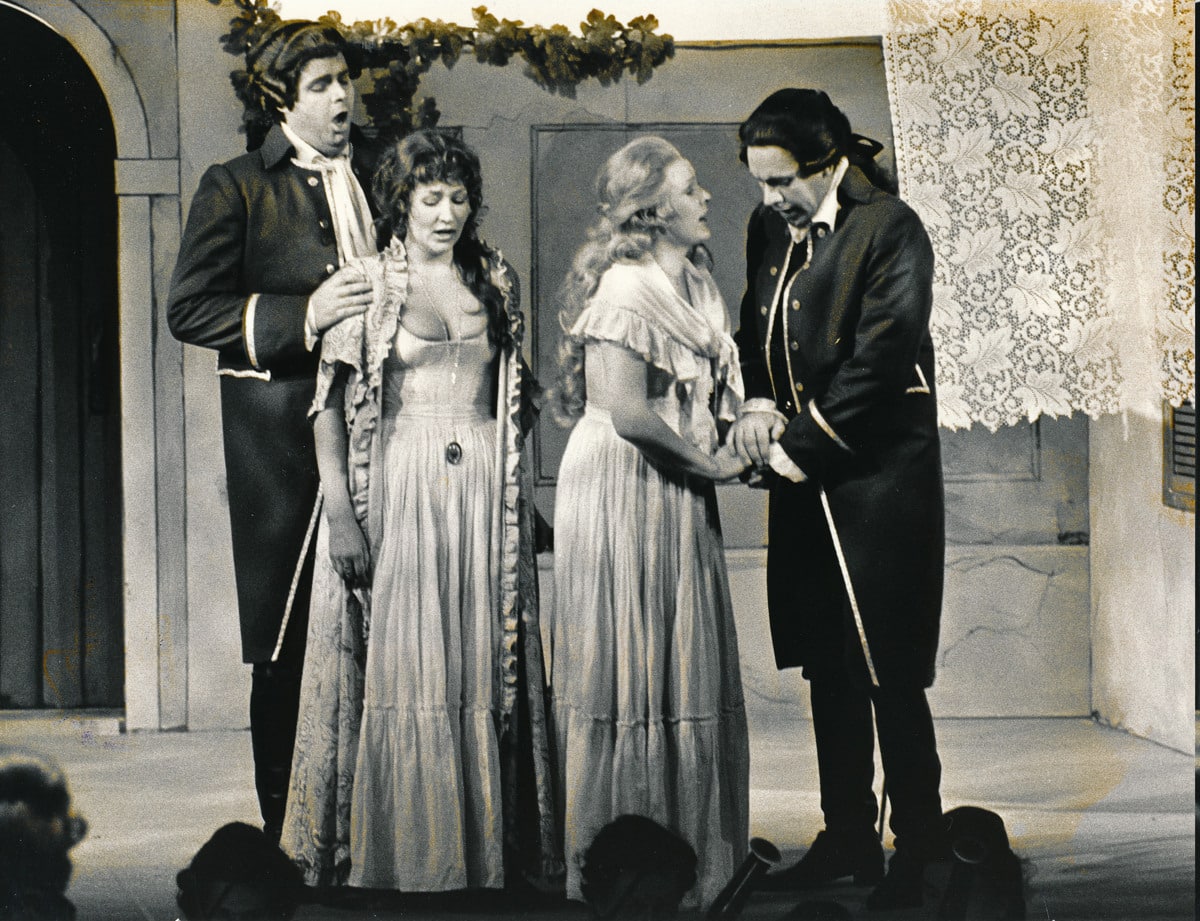 Bild från föreställning av Così fan tutte 1979. På bild fr.v. Lars Tibell, Carina Strandberg, Louise Werner, Helge Lannerbäck. Foto: Norrlandsoperan